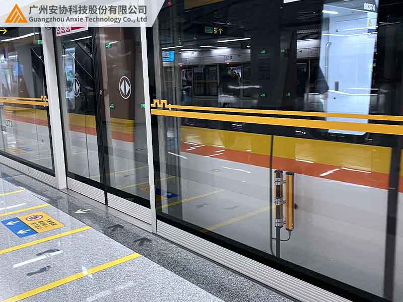 地鐵車(chē)門(mén)防夾安全光幕案例.jpg
