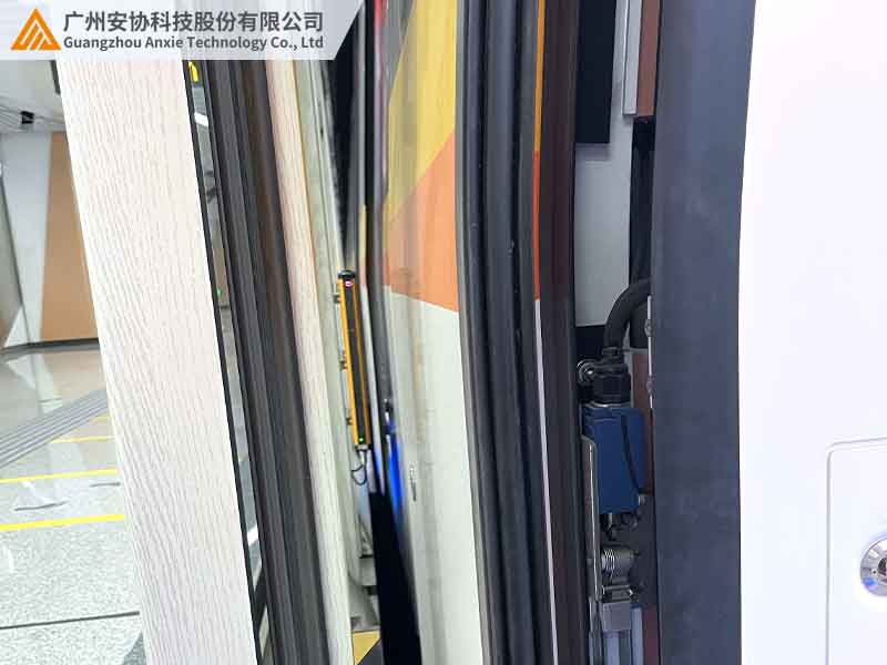 地鐵安全光柵在緊急制動中的應(yīng)用案例.jpg